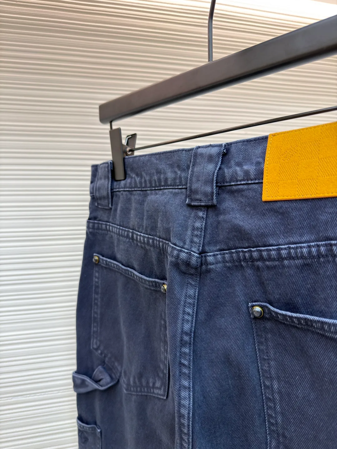 LOUIS VUITTON dyed embossed jeans ●Original version: Purchased and developed by 15889 ●Item number: 1681050-B55 ●Material: denim fabric ●Technology: embossed production ●Version: fitted version ●Weight: about 970 grams ●Size: 30-32-34-36 ●Description: This style is processed through garment dyeing to create a washed retro effect, and then uses a splicing structure and hammer fixing rings to express the workwear style. Monogram embroidery adorns the sides and left patch pocket, and pearlescent buttons and rivets complete the detail. Pair it with the same style to add to your summer wardrobe. The overall wiring is straight and delicate, the fabric is comfortable and soft, and the color is consistent without color difference. It can be matched with the same style to create a fashionable look and control various occasions. Customized accessories, complete with three standards, same style for men and women!